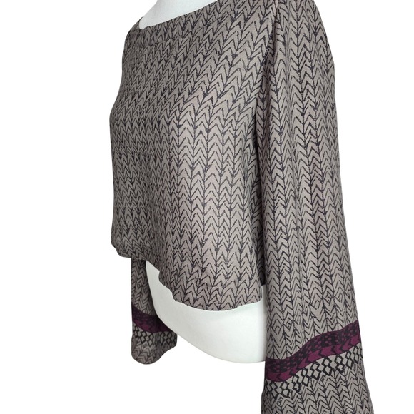 Free People Jade Aligned Gray‎ Patterned Bell Sleeve Cropped Top Blouse XS - Picture 4 of 9